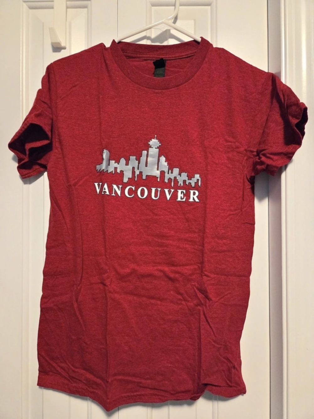 Gildan Heavy Cotton Vancouver Graphic T-Shirt Red Small